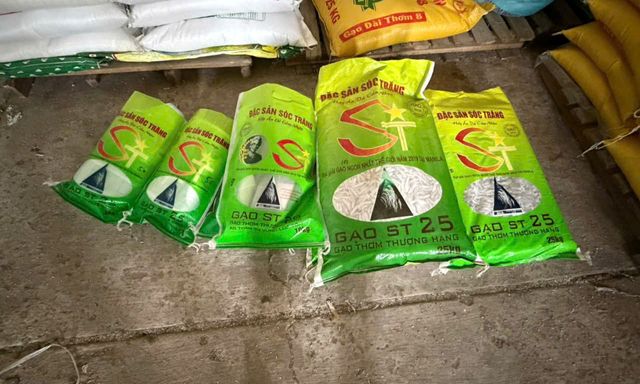 Kiểm tra Hộ kinh doanh Chí Cường, thu giữ 7.705 kg gạo giả mạo nhãn hiệu ST25 