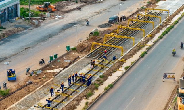 2.850 thanh ray đang được tăng tốc lắp đặt trên tuyến LRT đầu tiên tại Việt Nam ở Phú Quốc 