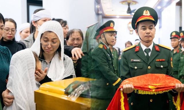 Chiều mưa tiễn đưa Trung tá Trần Văn Tùng về nơi an nghỉ, con gái nhỏ nép bên mẹ: “Mẹ đừng khóc mà…” 