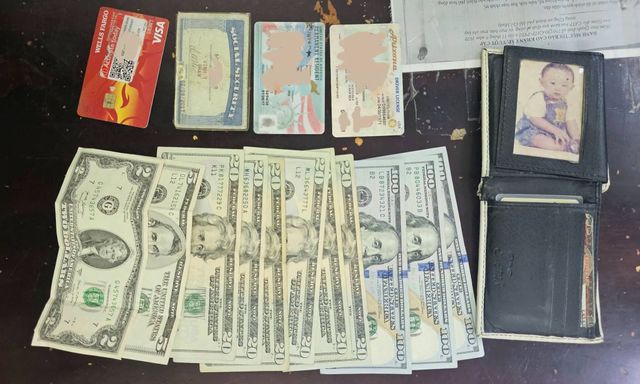 Phát hiện chiếc ví chứa gần 400 USD và loạt giấy tờ tiếng nước ngoài, Công an vào cuộc xác minh
