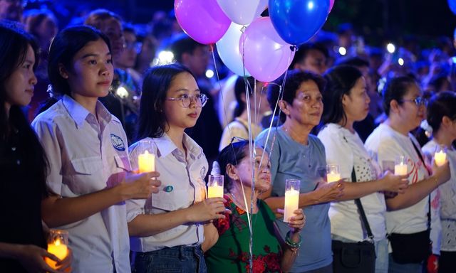 Những giọt nước mắt trong đêm thắp nến tưởng niệm nạn nhân Covid-19 tại Công viên Lý Thái Tổ