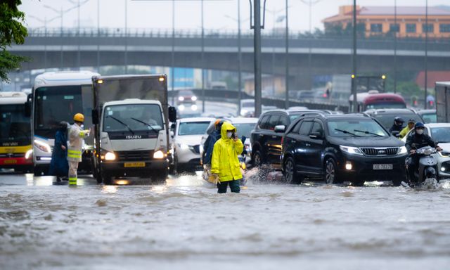 Toàn cảnh Hà Nội ngập sau trận mưa suốt đêm: Những ai đi làm sáng nay lưu ý các tuyến đường này!