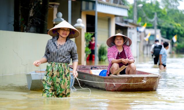 Biển nước bủa vây ngoại thành Hà Nội, hàng hóa tiền tỷ chìm trong nước: “Năm nay chẳng nghĩ gì đến Tết”