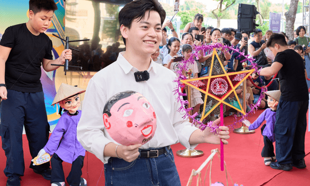 Múa rối cạn xuất hiện tại Fandom Yêu Nước: Khi nghệ thuật truyền thống “gặp” người trẻ giữa Hồ Gươm