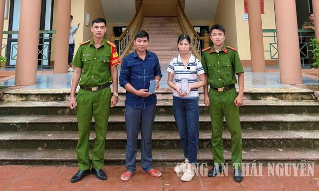 Liên tục phát sinh giao dịch 28.000.000 đồng và 5.000 đồng từ tài khoản Vietcombank kèm lời nhắn 