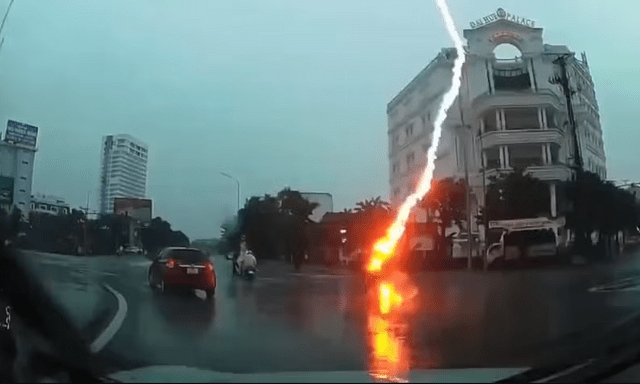 Vì sao người đi xe máy giữa đường dễ bị sét đánh trúng khi trời mưa dông?