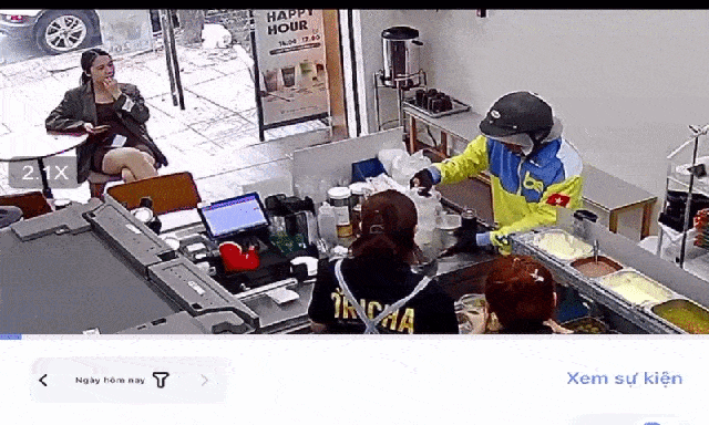 Shipper làm đổ 6 ly nước và xin đền tiền, video ghi lại cách chủ quán xử lý tình huống lan truyền chóng mặt 