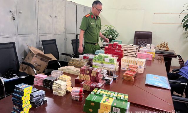 Kiểm tra cửa hàng Hương Tâm Mart, công an phát hiện 1.525 sản phẩm thuộc danh mục hàng cấm