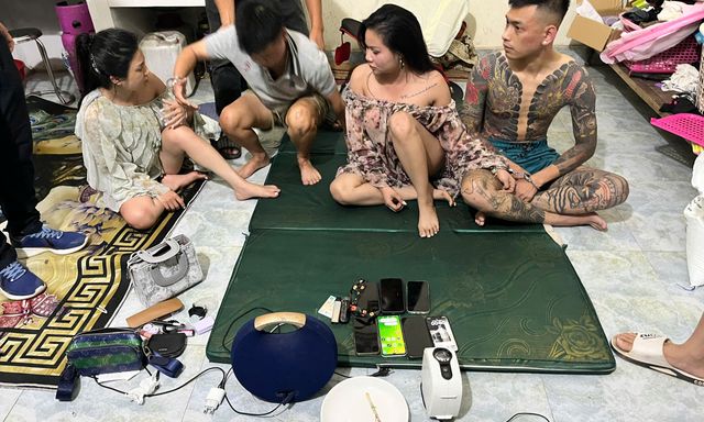 Kiểm tra phòng bếp của Phạm Thị Linh lúc 0h40, công an ra lệnh giữ người khẩn cấp 2 đối tượng