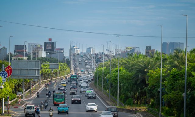 Cảnh tượng gây chú ý trên cầu Nhật Tân giờ cao điểm sau khi tháo biển báo khoảng cách