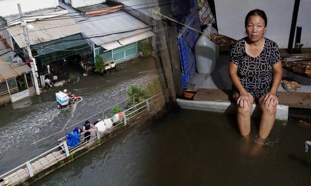 Cả ngày nắng oi, tối một nơi ở TP.HCM lại ngập như sông: Nước tràn vào nhà, người dân lại kê đồ 