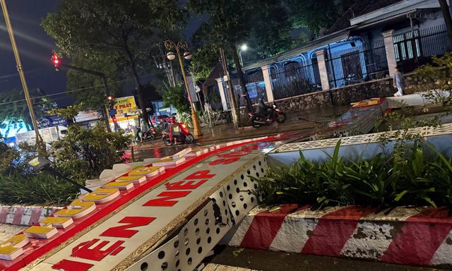Một cổng chào ở TP.HCM sập hoàn toàn trong mưa lớn, chắn ngang đường khiến giao thông tê liệt