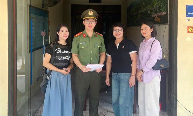 Tài khoản VietinBank phát sinh giao dịch 140,2 triệu đồng lúc 11h40 với nội dung “NOP TIEN; Tai Quay”, chị Trần Thị Thuận SN 1981 lập tức báo công an