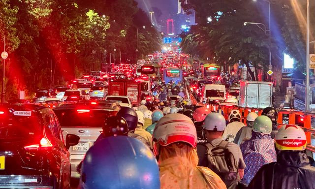 Tất cả những ai ra sân bay tối nay chú ý: Mưa lớn, cửa ngõ Tân Sơn Nhất ùn tắc kéo dài!