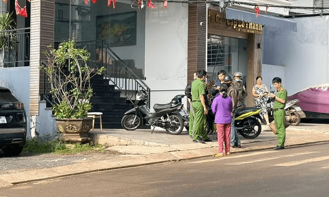 Người phụ nữ nghi rơi từ tầng 5 tử vong sau khi thuê phòng khách sạn cùng 1 người đàn ông