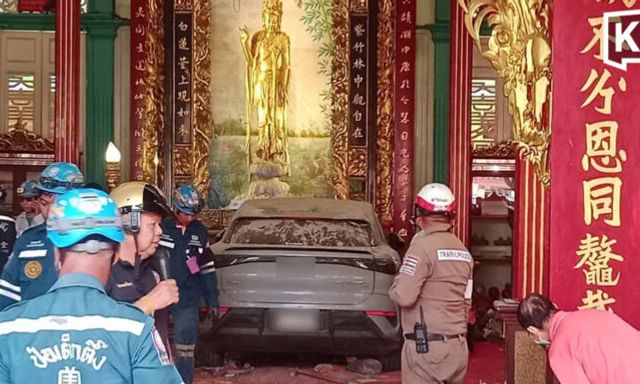 Ô tô điện lao thẳng vào đền Quan Âm ở Bangkok khiến nhiều người bị thương