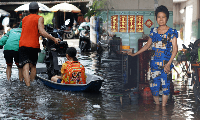 7 ngày sống trong cảnh ngập úng, không có chỗ ngủ: Cảnh tượng khó tin ngay tại TP.HCM