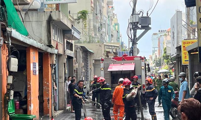 Cháy cơ sở nước đá trưa cuối tuần ở TP.HCM, khói đen bốc cao hàng chục mét 