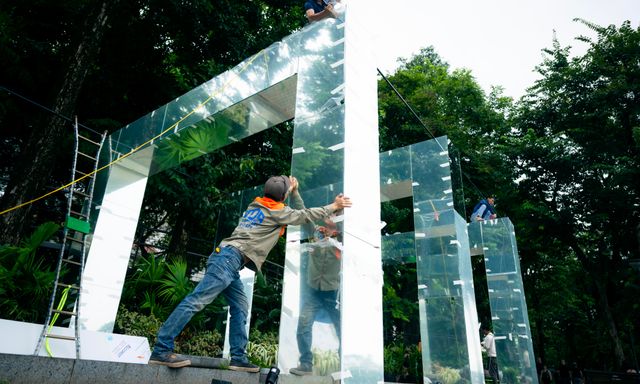 Hàng loạt khung gương xuất hiện bên Hồ Gươm, hé lộ không gian đặc biệt sắp mở cửa vào ngày 8/10