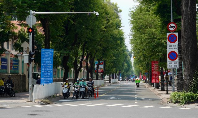Những ngày đầu xe máy được chạy 2 chiều trên đường Võ Văn Tần: Nhiều người bỡ ngỡ, tài xế xe công nghệ lại thấy 'quá tiện'