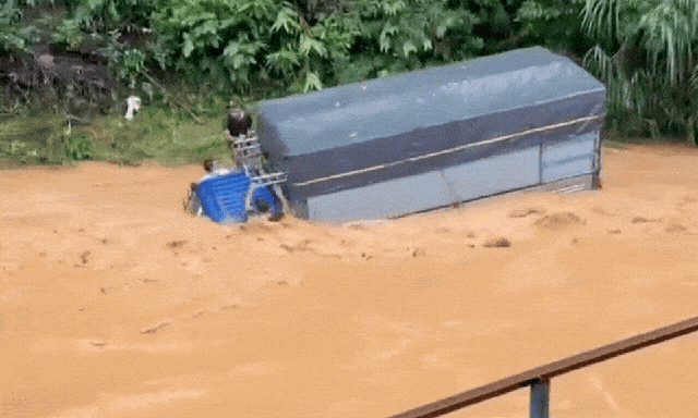Cảnh tượng thót tim ở Đà Lạt: 3 người bám nóc xe trong dòng nước xiết, bị lũ cuốn trôi hàng chục mét