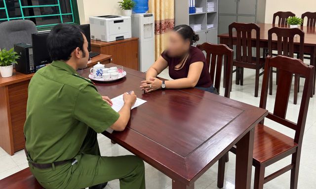 Cặp đôi mang sổ đỏ đến giao dịch bán đất giá 2,5 tỷ đồng tại cửa hàng vàng bạc, Công an lập tức có mặt ngăn chặn giao nhận tiền