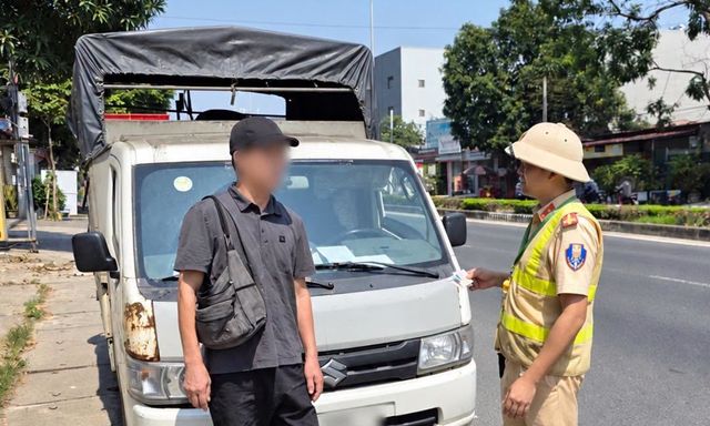 Kiểm tra xe tải lúc 12h20, công an phát hiện bất thường trong 7 thùng phi và 3 rổ nhựa