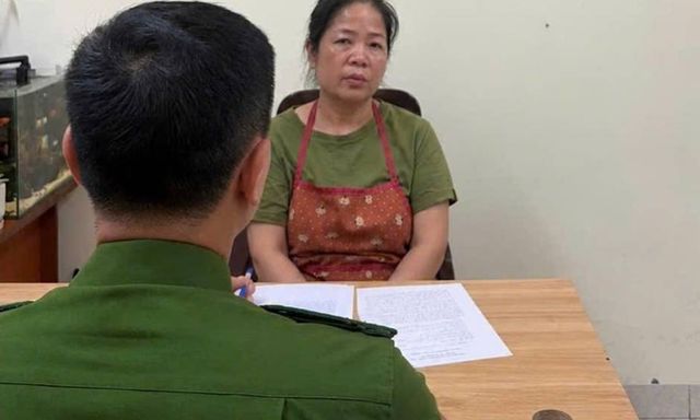 Khởi tố một người phụ nữ ở Hà Nội do nhiều lần chửi bới, đổ chất thải và đặt đồ đạc chắn lối đi chung