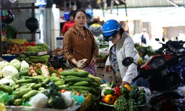 Giá rau xanh tại TP.HCM tăng mạnh sau đợt mưa lớn kéo dài: Người mua lẫn tiểu thương gặp khó