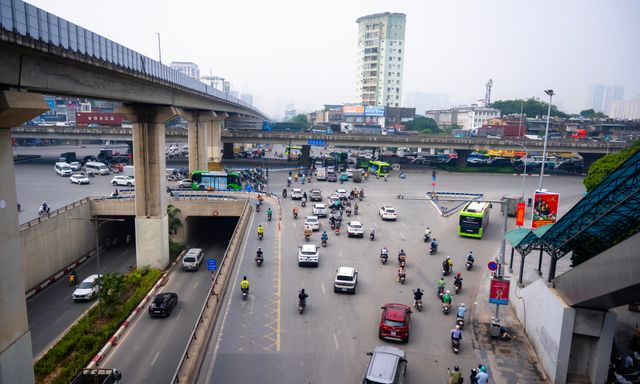 Cảnh tượng bất ngờ sáng đầu tuần trên con đường huyết mạch của Thủ đô