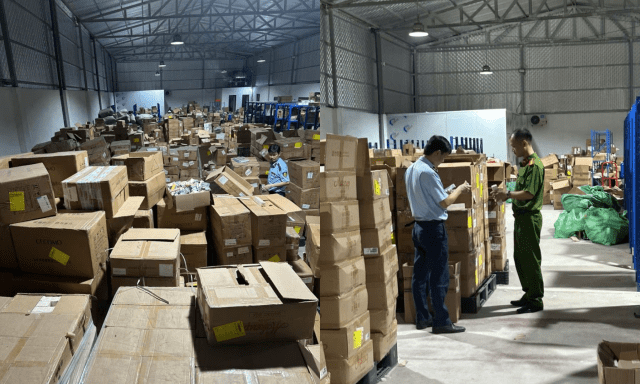 Tịch thu 233.140 sản phẩm mỹ phẩm tại công ty của nữ giám đốc Lý Hồng Thương: Đủ loại son môi, kem chống nắng, kem dưỡng da