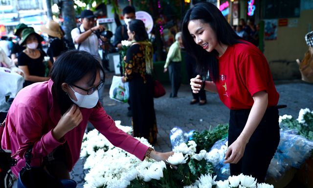 Các bạn trẻ dậy từ 3 giờ sáng, chuẩn bị hoa trắng tặng miễn phí cho người dân đến tiễn đưa 731 liệt sĩ tại Công viên Lê Thị Riêng