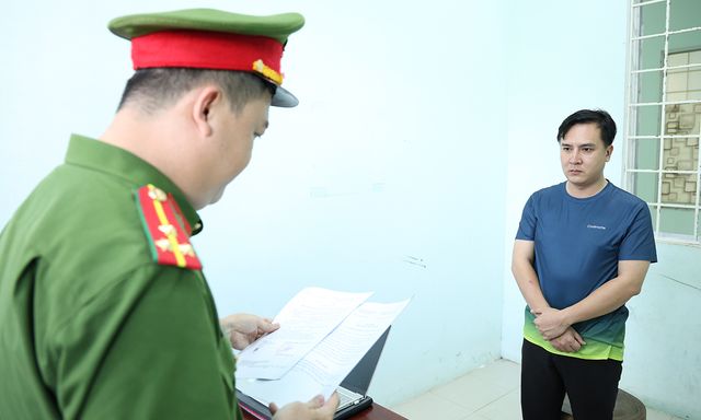 Bắt tạm giam Giám đốc phòng giao dịch ngân hàng SN 1991