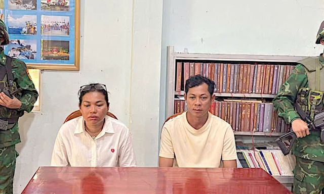 Giấu hơn 10 kg vàng trong túi nilon đen mang vào Việt Nam bán, đôi vợ chồng bị bắt 