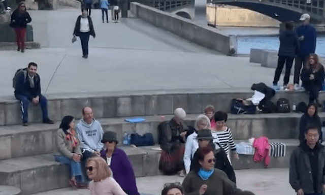 Video 15 giây ghi lại cảnh tượng trái ngược ở Paris ngay lúc này