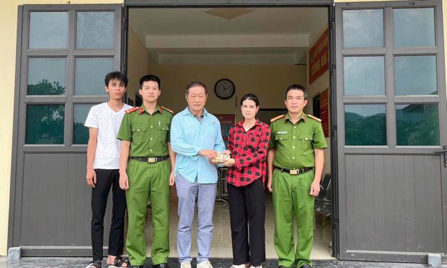 Ông Lee Kenny Kilryol chuyển khoản 70 triệu đồng cho phụ nữ SN 1999: Công an hỗ trợ hoàn trả