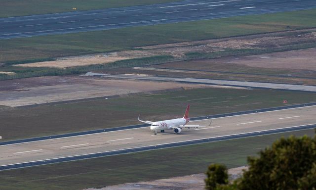Phú Quốc đón chuyến bay đầu tiên đặc biệt trên đường băng 3.300m: Điều bất ngờ lúc 7h05 sáng làm du khách ngỡ ngàng