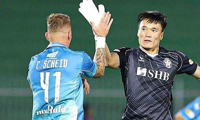 Thủ môn Bùi Tiến Dũng lập siêu phẩm phút 97, đội nhà thắng nghẹt thở ở “chung kết ngược” V.League