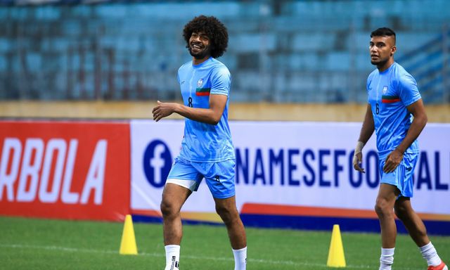 Ngôi sao Bangladesh từng đá Ngoại hạng Anh phô diễn kỹ thuật ở sân Hàng Đẫy, gửi thách thức tới ĐTVN