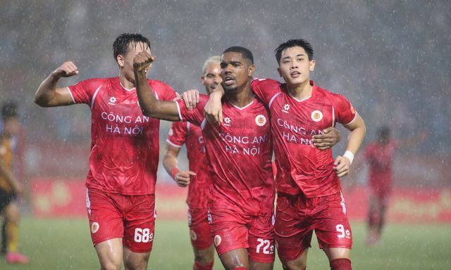 Đình Bắc mang về quả 11m, CLB CAHN thắng nghẹt thở để vô địch V.League sớm 3 vòng