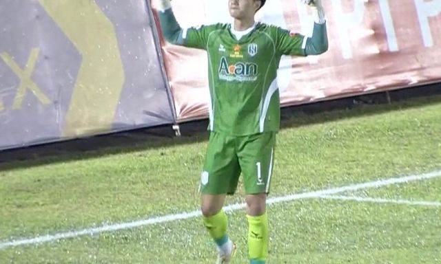 Trò cưng thầy Kim cản phá penalty, đẩy cựu vương V.League vào 
