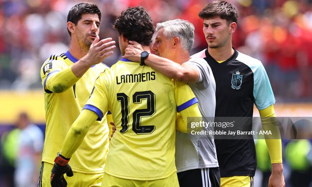 Xúc động hình ảnh Courtois an ủi Lammens: 