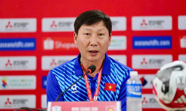 HLV Kim Sang-sik hồ hởi, tâng bốc học trò sau chiến thắng 7-0 của tuyển Việt Nam