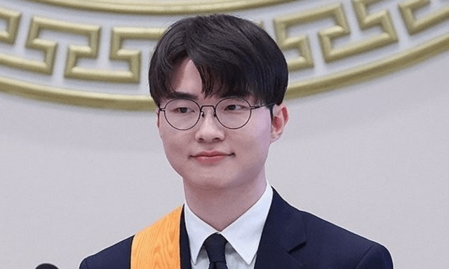 Nhận danh hiệu cao quý nhất cho VĐV, Faker thực sự sánh ngang 2 