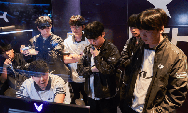 DK bại trận trước BNK nhưng cộng đồng lại tranh cãi về hành động của HLV CvMax