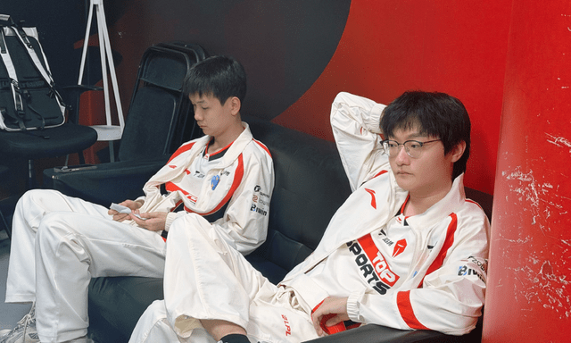 Đặt chuyện về đàn em, cựu vương CKTG nhận cái kết đắng