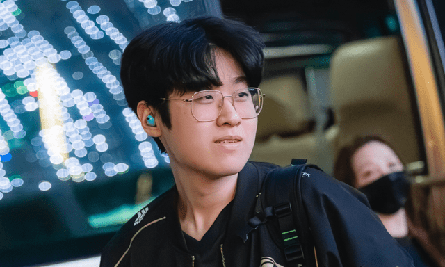 Cựu vương CKTG dành lời khen đặc biệt cho Zeus