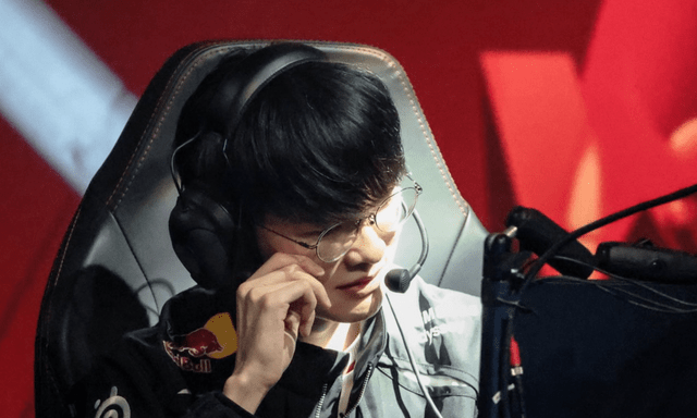 Faker khiến đồng đội lẫn fan hoang mang