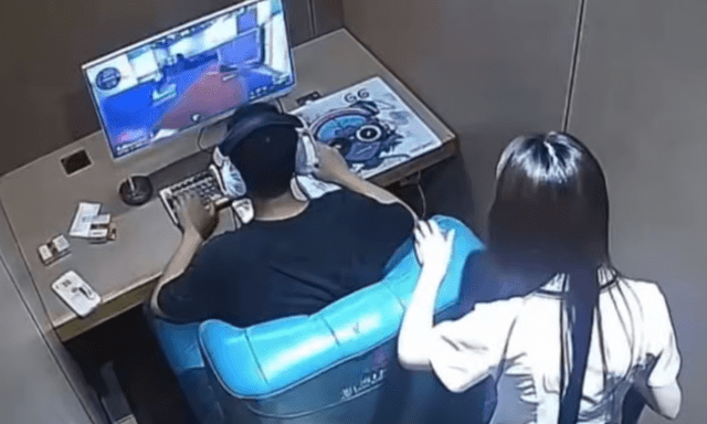 Bị dội nước sôi bốc khói vào người, nam game thủ vẫn kiên trì chơi game tiếp, gây viral cõi mạng