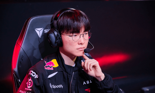 Cánh tay của Faker lại khiến fan 